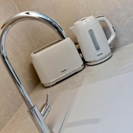 Ultra Modern, West End Village, Refurbished 1 Bed EDI Kültér fotó